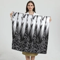 Detailaufnahme des schwarz-weißen geometrischen Musters auf dem 90cm Satin-Halstuch - Schwarz-Weiß Abwechselnder Farbverlauf