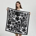 Detailansicht eines 90cm schwarz-weißen Satin-Vierecktuchs mit elegantem Faltenwurf - Schwarz-Weiß-Muster