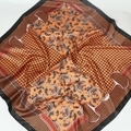 Carré de soie satiné avec motifs pied-de-poule, paisley et détails équestres chics - 90x90cm / Caramel
