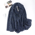 Sciarpa leggera in cotone e lino blu scuro con stampa floreale dorata stile hijab - Blu Marino (2)