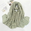 Sciarpa hijab in cotone e lino verde salvia con stampa floreale dorata e drappeggio - Verde Fagiolo (4)