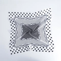 Dettaglio di un foulard in satin 60cm con pois e motivi di catene dorate - Bianco