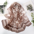 Chiffonschal mit braunem Toile-de-Jouy-Druck und Streifenrand für Strandsonnenschutz - 160*50CM / Dschungel Braun