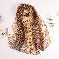 Leichter Chiffon-Schal mit Leopardenmuster in klassischen Gold- und Brauntönen - Mittellanger Stil / Neu Leopard-Gold