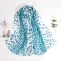 Détail d'une écharpe légère en georgette à imprimé léopard dans les tons bleu-vert frais - Bleu lac
