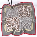 Elegante satijnen vierkante sjaal van 90 cm met paisley- en houndstooth-prints en rode rand - Rood