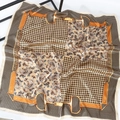 Zijden satijnen vierkante sjaal met gouden paisley- en pied-de-poule-print motieven - Goud