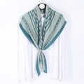 Foulard quadrato a pieghe verde con motivo a catena e scritte di marca su una camicia - Verde Frutta