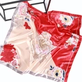 Elegante foulard in seta da 90 cm con motivi floreali rossi e disegni di farfalle - Rosso