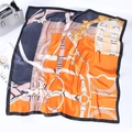 Elegante foulard in seta 90cm con stampa classica di finimenti equestri in arancio e blu - 90x90cm (Satin Texturizzato) / Blu Marino Elegante