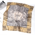 Elegante foulard in seta 90x90cm nero e oro con stampa mitologica classica e raffinata - 90*90cm / Giallo Limone