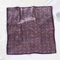 Dunkel lila Seidenschal mit Paisley-Muster und Satin-Finish auf weißem Plüschteppich - Paisley Violett