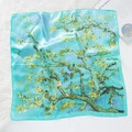 Blaues Seidentuch mit Van Gogh Mandelblüten-Print auf weißem Kunstfellhintergrund - Grüne Pflaume