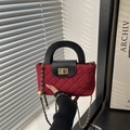 Elegante bordeauxrode gewatteerde kettingtas met zwart handvat en gouden bal-accessoire - Rood