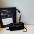 Borsa a spalla retrò in pelle scamosciata nera con tracolla marrone e fibbia oro - Nero