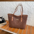 Großer Shopper mit Leopardenmuster und goldener Schleife auf Holzbank - Braun