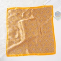 Orangefarbenes Satin-Halstuch mit Paisley-Muster auf weißem Kunstfell-Hintergrund - Paisley Gold