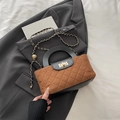 Bolso bandolera acolchado marrón con asa negra, cadena dorada y cierre de giro metálico - Marrón