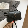 Strukturierte schwarze Handtasche mit Webstruktur, Goldbeschlägen und Schultergurt - Schwarz