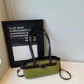 Borsa in pelle scamosciata verde erba con dettagli in pelle marrone e fibbia oro retrò - Verde