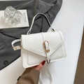 Schicke weiße gewebte Tasche mit Steppmuster und Goldschnalle in Lifestyle-Umgebung - Weiß