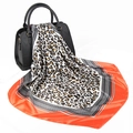 Sciarpa in seta satinata con stampa leopardata e bordo arancione su borsa nera - Giunzione Leopardata Rosso Corallo