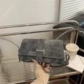 Dunkelgraue Handtasche mit Silberbuckle und Knotengurt im modischen Stadtstil - Grau