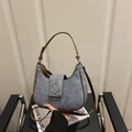 Bolso media luna de mezclilla azul con ribete de cuero marrón y logo M plateado - Azul oscuro