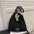 Bolso tote negro minimalista con silueta irregular y correa de hombro de cuero - Negro