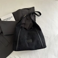 Minimalistische schwarze Hobo-Tasche aus mattem Leder mit verstellbarem Gurt - Schwarz
