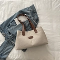 Beigefarbene Canvas-Einkaufstasche mit braunem Lederbesatz und breitem Gurt - Braun