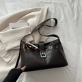 Sac à épaule rétro marron foncé en cuir avec boucle métallique et pendentif perlé - Avec Pendentif / Marron
