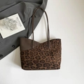 Grote shopper met luipaardprint en bruine handvatten op een witte achtergrond - Zonder hanger / Koffie