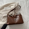 Grand sac cabas vintage marron avec boucle et accessoire de charme en perles chic - Avec Pendentif / Marron
