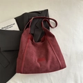 Burgunderfarbene Hobo-Tasche aus mattem Wildleder mit verstellbaren Lederriemen für Damen - Rot