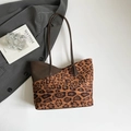 Grote shopper met luipaardprint, bruine leren patchwork en slanke schouderbanden - Zonder hanger / Bruin