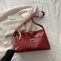 Sac à bandoulière bordeaux en similicuir avec boucle vintage et breloque en perles - Avec Pendentif / Rouge