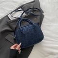 Dunkelblaue Boston-Tasche mit Leopardenmuster, Mattoberfläche und Umhängeriemen - Blau Ohne Anhänger