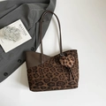 Retro tote bag met luipaardprint, bruin lederen patchwork en zachte hartvormige hanger - Met Hanger / Koffie