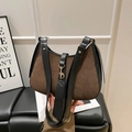 Sac croissant vintage en daim marron et cuir noir avec boucle métallique élégante - Marron