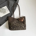 Grote shopper met luipaardprint, lederen details en pluche hartvormige hanger - Met Hanger / Groen
