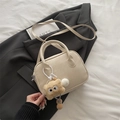 Crèmekleurige matte Boston tas van PU-leer met schouderriem en pluchen hanger - Wit Met Hanger