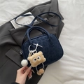 Donkerblauwe suède Boston-tas met luipaardtextuur en een pluizige monster-accessoire - Blauw met hanger