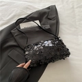 Borsa sottobraccio alla moda con grandi paillettes metalliche nere e cinturino - Nero