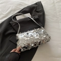 Borsa a spalla con paillettes argento, finitura metallica e sottile tracolla - Argento