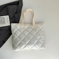 Sac fourre-tout argenté matelassé avec finition brillante et motif de losanges d'hiver - Blanc