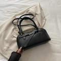 Bolso baguette retro de cuero PU negro con herrajes dorados y correa larga - Negro