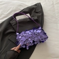 Borsa a spalla alla moda con paillettes viola e struttura rettangolare su blazer nero - Viola