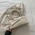 Bolso baguette de piel sintética gofrada color crema con elegantes herrajes dorados - Blanco