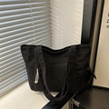 Borsa tote nera in velluto a coste con doppi manici e tasca con zip in ambiente minimalista - Nero